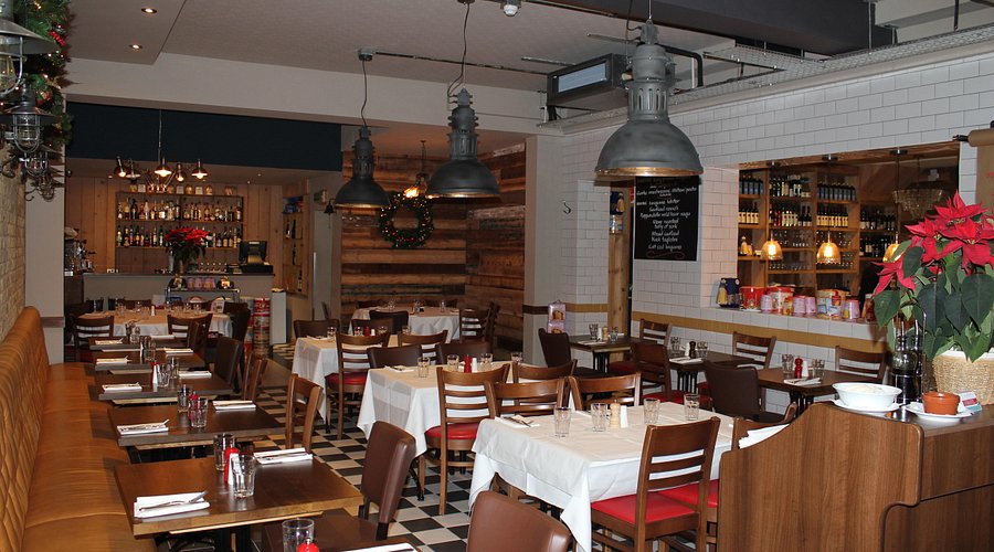 The welcoming Luna Rossa dining room